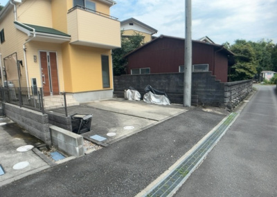 【駐車場】 | 相原町中古戸建 | 駐車場と明記されていても、最小スペースでつくられた駐車場だと大型車は駐車できなかったり、出入りしにくくなったりする可能性があります。お車のサイズと購入したい物件の駐車場のサイズを現地で確認しましょう。