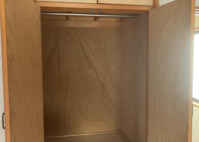 【収納】 | 中津中古戸建 | ウォークインクローゼットがあれば、クローゼット内でコーディネートが完成できますし、季節の変わり目に行う衣替えの手間も省けます。また、スーツケースなど大きいものもしまうことができ使い勝手がよいです。
