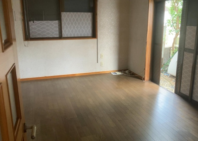 【居間・リビング】 | 中津中古戸建 | リビングの間取りの種類は大きくわけてリビングとダイニングが別になっているタイプ、リビングダイニング一体型です。どちらも一長一短ですので、家を選ぶ時はその両面をチェックして決めるようにしましょう。