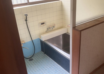 【浴室】 | 中津中古戸建 | 入浴時の快適さも大事なことですが、綺麗な状態を維持できなければ気持ちよく入浴できません。毎日の掃除が楽という点は大事なポイントになります！カビが生えにくく掃除がしやすい、壁や浴槽を選ぶといいでしょう。
