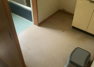【脱衣所】 | 中津中古戸建 | 多くの戸建て住宅で見かける洗面脱衣所は、洗面台と洗濯機が2畳ほどのスペースに並べられていて、洗面所が脱衣所を兼ね備えている間取りが一般的です。お客様が利用することもある、パブリックな空間でもあります。