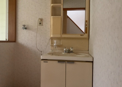 【独立洗面台】 | 中津中古戸建 | 洗面化粧台では顔を洗ったり、身だしなみを整えることが本来の使い方ですが、用途によっては洗面化粧台に求められる機能が違ってくるため、ご自身や家族のライフスタイルに合ったものを選ぶことをおすすめ致します。