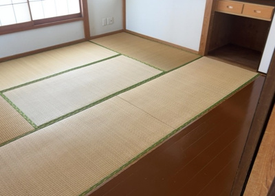 【洋室】 | 木曽西中古戸建 | 洋室のメリットは重い家具が置きやすく、身の回りが整理しやすいことです。 床がフローリングのため畳とは異なり凹みにくいです。 クローゼットなど収納が豊富で、普段使わない旅行カバンや服の整頓も簡単にです。