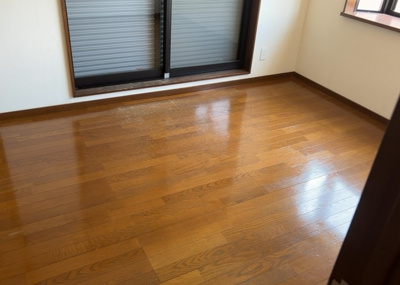 【寝室】 | 木曽西中古戸建 | 寝室でゆっくりと過ごすためにはベッド周りの適度な空間を担保することや窓の位置、照明の明るさ、寝室の広さなどを考える必要があります。自身や家族の構成とライフスタイルに併せて寝室にする部屋を選びましょう！