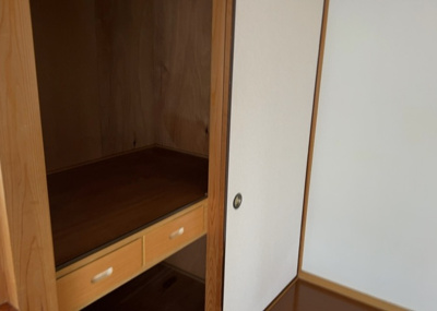 【収納】 | 木曽西中古戸建 | デザイン性を重視しすぎて収納が少なかった！なんてことにならないため、事前に現地で収納の数を確認しておくことをお勧めします。クローゼット以外にも床下収納や屋根裏収納、パントリーなどもチェックしましょう。