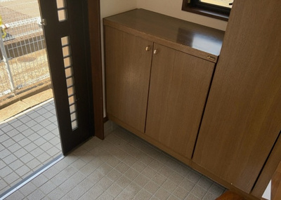 【玄関】 | 木曽西中古戸建 | 玄関は家の顔でもあり、家族以外の目にも止まる場所です。玄関は外との間を仕切る扉、靴などをしまっておく収納スペース、靴脱ぎのたたきスペース、来客とのやり取りをするドアホンなど複数のアイテムからなります。