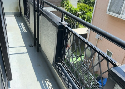 【バルコニー】 | 木曽西中古戸建 | バルコニーは、室外の専用スペースのうち、「屋根がなく開放された空間」であるものを指します。ベランダより広いタイプのものが多く、日当たりもよいため家庭菜園などを楽しみたい人にとって適した環境となります。