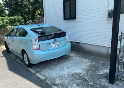 【駐車場】 | 木曽西中古戸建 | 駐車場と明記されていても、最小スペースでつくられた駐車場だと大型車は駐車できなかったり、出入りしにくくなったりする可能性があります。お車のサイズと購入したい物件の駐車場のサイズを現地で確認しましょう。