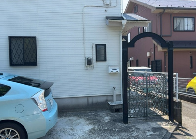 【前面道路含む現地写真】 | 木曽西中古戸建 | 住宅用の土地では前面道路に2m以上接していなければならないと法律で定められています。しかし、お持ちの車のサイズやライフスタイルなどにより、2mでは利便が悪い場合もございますので、事前に確認しましょう。