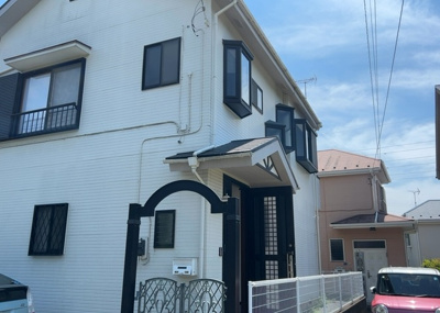 【外観】 | 木曽西中古戸建 | 現地に行くなら、物件の周囲の地形がどうなっているかを見ることも大切です。周辺より低くなっている土地では、大雨などで水が集まりやすいため、地盤が弱くなっているということも考えられるため、注意が必要です。