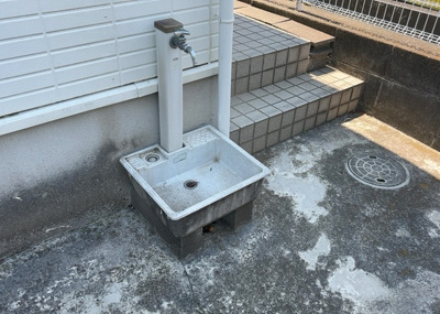 【設備】 | 木曽西中古戸建 | 敷地内に散水栓や立水栓があると便利です。水道水を直接利用できるため、水を運ぶ手間を省くことが出来ます。大量の水を必要とする洗車作業や清掃などに役立ちます。その他設備とあわせて、現地でご確認ください。