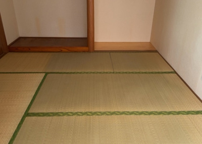 【居間・リビング】 | 木曽西中古戸建 | L型アイランドタイプは、キッチンからダイニングにもリビングにも目が行き届くので、とても使いやすい配置です。L字型独立タイプは、キッチンを独立させてるためLDKというよりもLDといった様なイメージです。