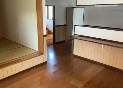 【ダイニング】 | 木曽西中古戸建 | ダイニングにはダイニングテーブルセットなどを置くことが多く、間取りにおいて「D」と略記されますが、食事を作るときの作業場として使用したり、朝食を食べたりするときだけに使われるケースも少なくありません。