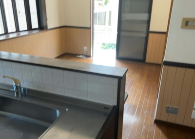 【キッチン】 | 木曽西中古戸建 | DKの物件でも広く見せたい方は、ダイニングスペースを広く使えるように工夫しましょう。低めのダイニングソファを置くと、家具の圧迫感が減り、広く見せることができ、ダイニングをリビングのように使用できます！