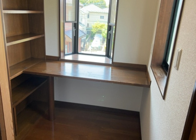 【収納】 | 木曽西中古戸建 | ウォークインクローゼットがあれば、クローゼット内でコーディネートが完成できますし、季節の変わり目に行う衣替えの手間も省けます。また、スーツケースなど大きいものもしまうことができ使い勝手がよいです。