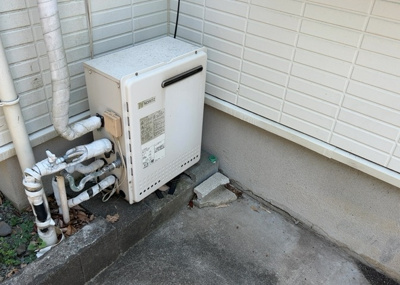 【発電・温水設備】 | 木曽西中古戸建 | 省エネ給湯器とは従来型の給湯器より熱効率が高く、少ない燃料でたくさんのお湯を沸かすことが出来る高効率な給湯器のことを指します。また、省エネ給湯器には種類があり、利便性や効果なども様々です。