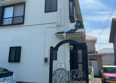 【構造・工法・仕様】 | 木曽西中古戸建 | 木造住宅とは土台、壁、柱など建築物の強度を支える構造体の材に木が使用されている構造を指します。構造体は建物の自重を支えるだけではなく風圧や水圧、積裁荷重などあらゆる衝撃に耐えるための基礎です。