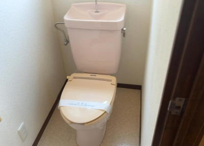 【トイレ】 | 木曽西中古戸建 | トイレは大きさや形、機能、抗菌性などが異なる多種多彩なタイプが各メーカーから出ています。それぞれに良さがあるため、事前にどういったタイプのトイレがいいのかをご家庭内で決めて、内見に行くといいでしょう。