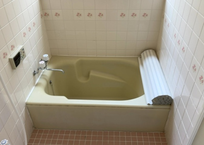【浴室】 | 木曽西中古戸建 | 入浴時の快適さも大事なことですが、綺麗な状態を維持できなければ気持ちよく入浴できません。毎日の掃除が楽という点は大事なポイントになります！カビが生えにくく掃除がしやすい、壁や浴槽を選ぶといいでしょう。