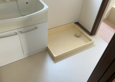 【脱衣所】 | 木曽西中古戸建 | 多くの戸建て住宅で見かける洗面脱衣所は、洗面台と洗濯機が2畳ほどのスペースに並べられていて、洗面所が脱衣所を兼ね備えている間取りが一般的です。お客様が利用することもある、パブリックな空間でもあります。