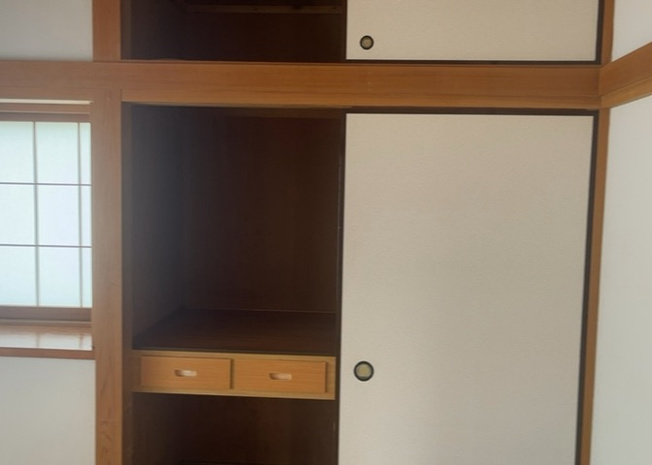 【収納】 | 木曽西中古戸建 | ウォークインクローゼットがあれば、クローゼット内でコーディネートが完成できますし、季節の変わり目に行う衣替えの手間も省けます。また、スーツケースなど大きいものもしまうことができ使い勝手がよいです。