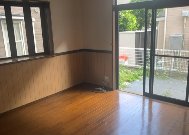 【居間・リビング】 | 木曽西中古戸建 | 直線タイプはLとDKを一直線に並べた形で対面キッチンのタイプです。一般的なのでよく見かけるかもしれません。直線タイプに似た直接アイランドタイプは、キッチンとダイニングの間に壁がない分広く感じられます。