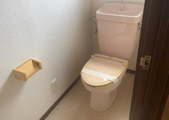 【トイレ】 | 木曽西中古戸建 | トイレは大きさや形、機能、抗菌性などが異なる多種多彩なタイプが各メーカーから出ています。それぞれに良さがあるため、事前にどういったタイプのトイレがいいのかをご家庭内で決めて、内見に行くといいでしょう。
