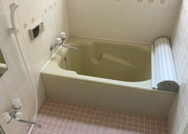 【浴室】 | 木曽西中古戸建 | 入浴時の快適さも大事なことですが、綺麗な状態を維持できなければ気持ちよく入浴できません。毎日の掃除が楽という点は大事なポイントになります！カビが生えにくく掃除がしやすい、壁や浴槽を選ぶといいでしょう。