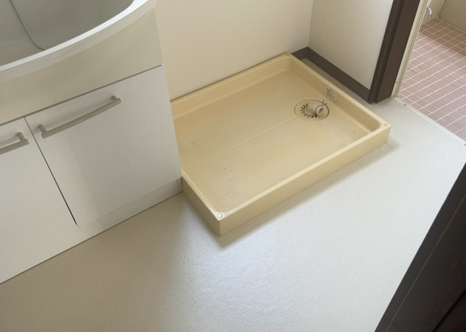 【脱衣所】 | 木曽西中古戸建 | 多くの戸建て住宅で見かける洗面脱衣所は、洗面台と洗濯機が2畳ほどのスペースに並べられていて、洗面所が脱衣所を兼ね備えている間取りが一般的です。お客様が利用することもある、パブリックな空間でもあります。