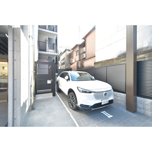 CREST TAPP京都二条の駐車場