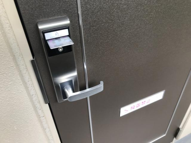 アドバンス・エムの玄関|カードキー
