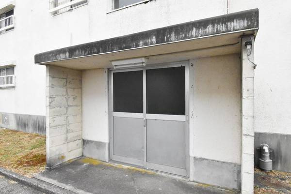 ビレッジハウス行松1号棟のエントランス