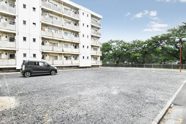 ビレッジハウス行松1号棟の駐車場