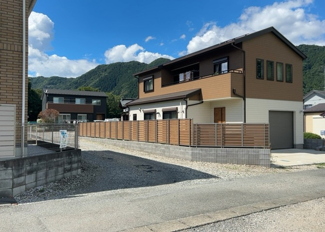 【前面道路含む現地写真】 | 中野中古戸建 | 住宅用の土地では前面道路に2m以上接していなければならないと法律で定められています。しかし、お持ちの車のサイズやライフスタイルなどにより、2mでは利便が悪い場合もございますので、事前に確認しましょう。