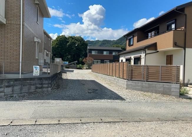 【前面道路含む現地写真】 | 中野中古戸建 | 道幅が広い場所は日当たりや風通が良好です。幅が広いのですれ違いも可能ですし大きな車でも駐車可能！一方で、大型車が通ることも多くなるため交通量の増加により騒音に繋がります。また土地の値段が高くなります。