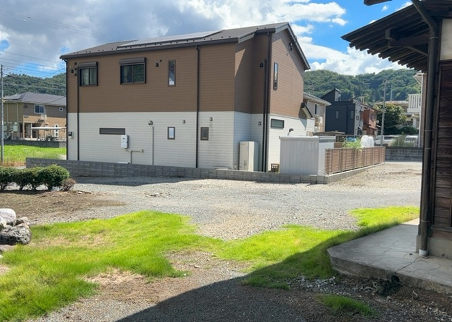 【駐車場】 | 中野中古戸建 | 駐車場と明記されていても、最小スペースでつくられた駐車場だと大型車は駐車できなかったり、出入りしにくくなったりする可能性があります。お車のサイズと購入したい物件の駐車場のサイズを現地で確認しましょう。