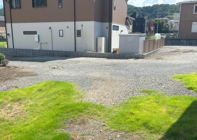 【庭】 | 中野中古戸建 | 庭があることでガーデニングや家庭菜園はもちろん、こどもの遊び場やペットを放して遊ぶことができます。また、家の周囲に余裕があるということです。隣地との間があれば、十分な日当たりと、風通しが確保できます。