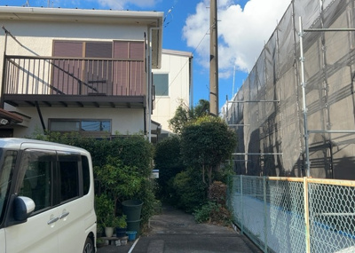【前面道路含む現地写真】 | 下九沢中古戸建 | 住宅用の土地では前面道路に2m以上接していなければならないと法律で定められています。しかし、お持ちの車のサイズやライフスタイルなどにより、2mでは利便が悪い場合もございますので、事前に確認しましょう。