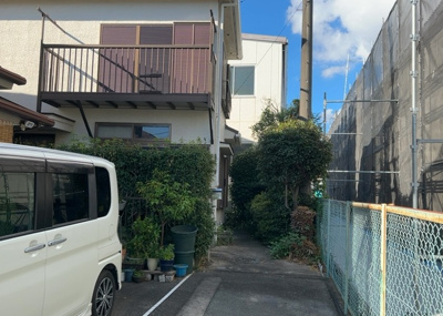 【前面道路含む現地写真】 | 下九沢中古戸建 | 道幅が広い場所は日当たりや風通が良好です。幅が広いのですれ違いも可能ですし大きな車でも駐車可能！一方で、大型車が通ることも多くなるため交通量の増加により騒音に繋がります。また土地の値段が高くなります。
