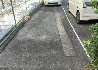 【駐車場】 | 下九沢中古戸建 | 駐車場と明記されていても、最小スペースでつくられた駐車場だと大型車は駐車できなかったり、出入りしにくくなったりする可能性があります。お車のサイズと購入したい物件の駐車場のサイズを現地で確認しましょう。