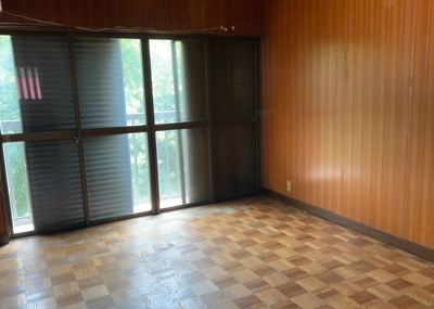 【洋室】 | 吉野中古戸建 | 洋室のメリットは重い家具が置きやすく、身の回りが整理しやすいことです。 床がフローリングのため畳とは異なり凹みにくいです。 クローゼットなど収納が豊富で、普段使わない旅行カバンや服の整頓も簡単にです。