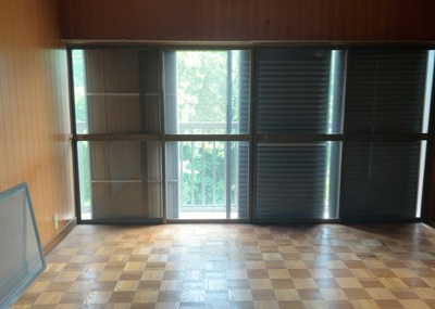 【寝室】 | 吉野中古戸建 | 寝室でゆっくりと過ごすためにはベッド周りの適度な空間を担保することや窓の位置、照明の明るさ、寝室の広さなどを考える必要があります。自身や家族の構成とライフスタイルに併せて寝室にする部屋を選びましょう！