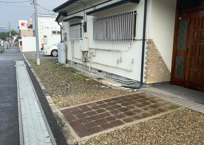 【駐車場】 | 吉野中古戸建 | 駐車場と明記されていても、最小スペースでつくられた駐車場だと大型車は駐車できなかったり、出入りしにくくなったりする可能性があります。お車のサイズと購入したい物件の駐車場のサイズを現地で確認しましょう。