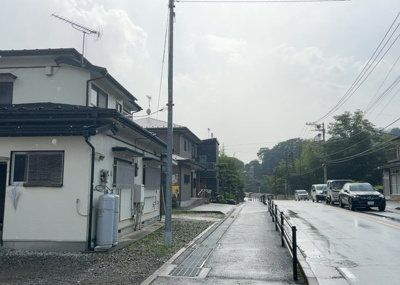 【前面道路含む現地写真】 | 吉野中古戸建 | 住宅用の土地では前面道路に2m以上接していなければならないと法律で定められています。しかし、お持ちの車のサイズやライフスタイルなどにより、2mでは利便が悪い場合もございますので、事前に確認しましょう。