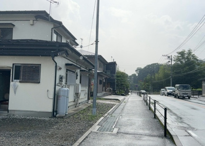 【前面道路含む現地写真】 | 吉野中古戸建 | お持ちの車種によっては前面道路が広い方が便利でしょう。しかし、前面道路が広ければその分交通量が多くなるため、騒音などが気になる場合があります。実際に現地を見学し、周辺交通量や騒音などを確認しましょう！