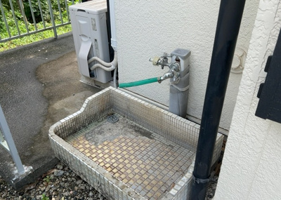 【設備】 | 吉野中古戸建 | 敷地内に散水栓や立水栓があると便利です。水道水を直接利用できるため、水を運ぶ手間を省くことが出来ます。大量の水を必要とする洗車作業や清掃などに役立ちます。その他設備とあわせて、現地でご確認ください。