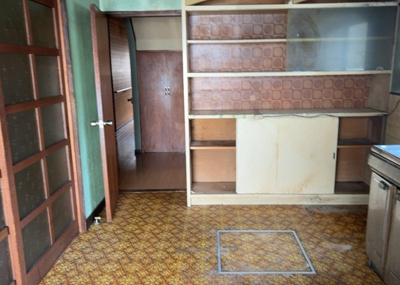 【ダイニング】 | 吉野中古戸建 | ダイニングにはダイニングテーブルセットなどを置くことが多く、間取りにおいて「D」と略記されますが、食事を作るときの作業場として使用したり、朝食を食べたりするときだけに使われるケースも少なくありません。