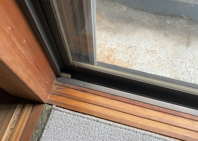 【内装】 | 吉野中古戸建 | サッシは、ガラス窓に使用される金属製の窓枠です。一般的に住宅建築では、金属製建具工事の段階でガラス類・玄関などと同時に設置されます。種類や構造により断熱性能や遮音性能が異なるので現地でご確認ください。