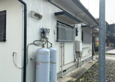 【構造・工法・仕様】 | 吉野中古戸建 | 木造住宅とは土台、壁、柱など建築物の強度を支える構造体の材に木が使用されている構造を指します。構造体は建物の自重を支えるだけではなく風圧や水圧、積裁荷重などあらゆる衝撃に耐えるための基礎です。