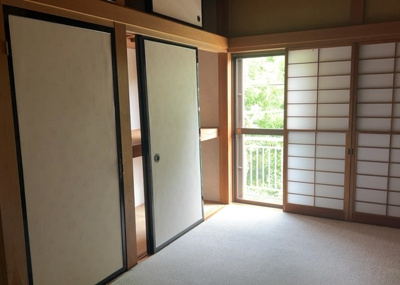 【居間・リビング】 | 吉野中古戸建 | 直線タイプはLとDKを一直線に並べた形で対面キッチンのタイプです。一般的なのでよく見かけるかもしれません。直線タイプに似た直接アイランドタイプは、キッチンとダイニングの間に壁がない分広く感じられます。